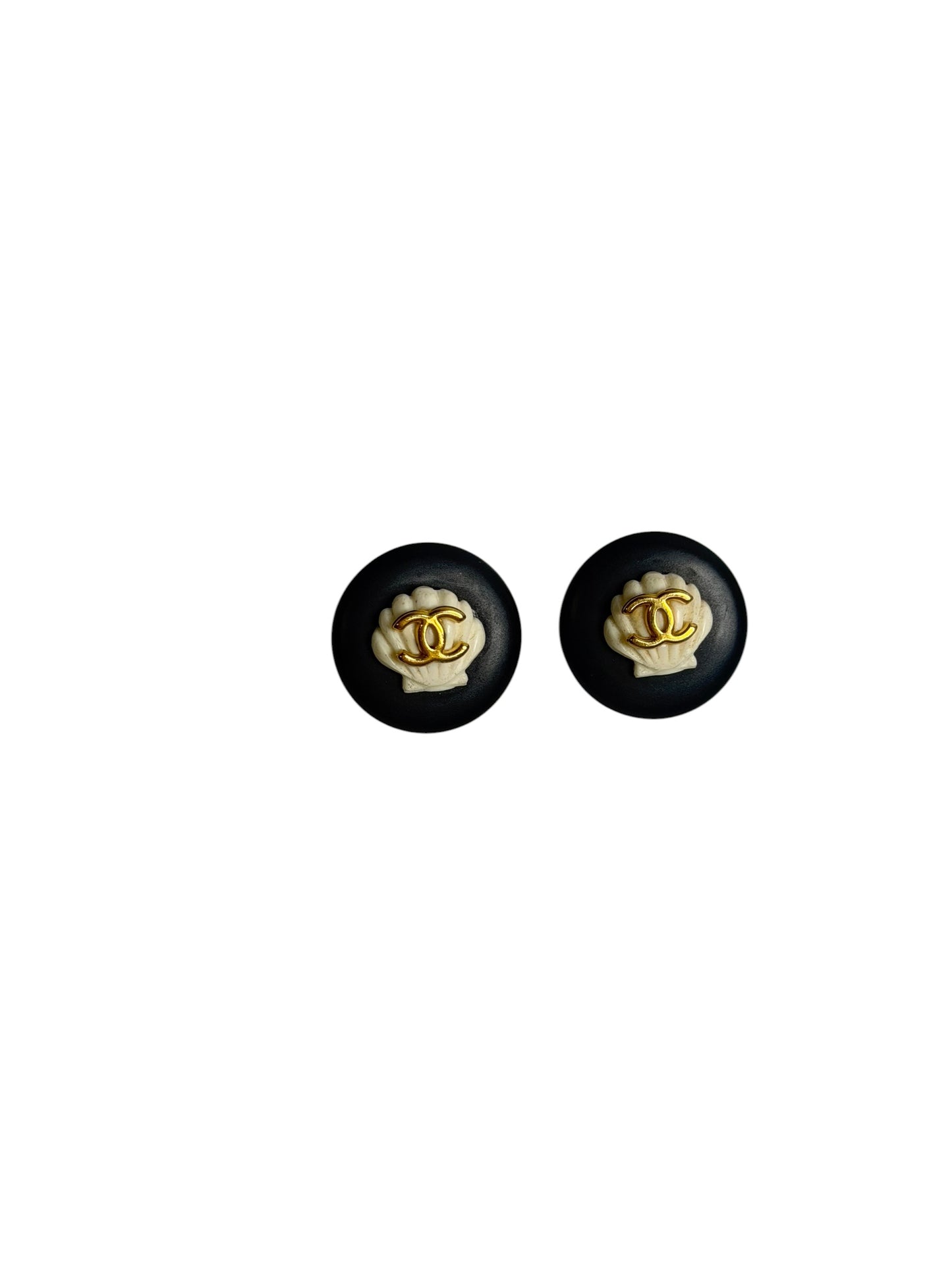 Chanel Vintage Black Shell Gold CC Round Clip-On Earrings T2577