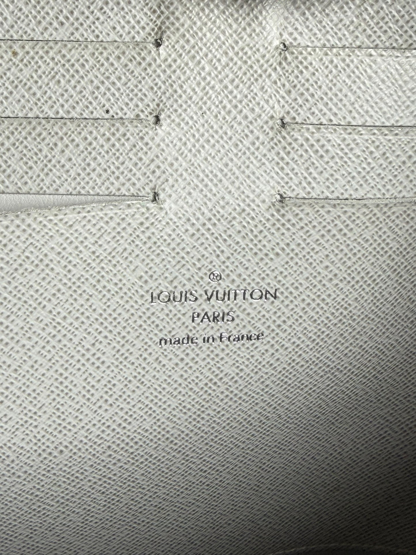 Louis Vuitton Grey Clutch T7091