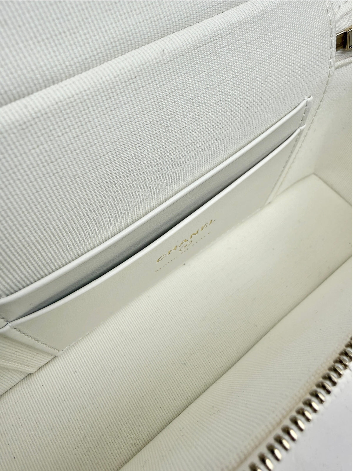 Chanel White Caviar Slim Vanity T9143