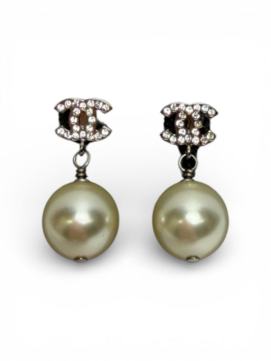 Chanel coco mark pearl earrings